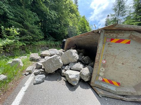 Cum s a răsturnat camionul încărcat cu pietre pe DN 71 în Prahova