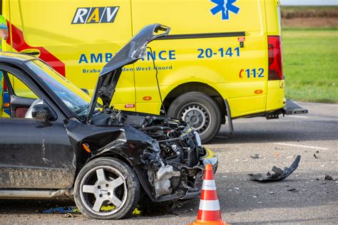 Flinke Schade Door Botsing Tussen Twee Autos Bij Woensdrecht