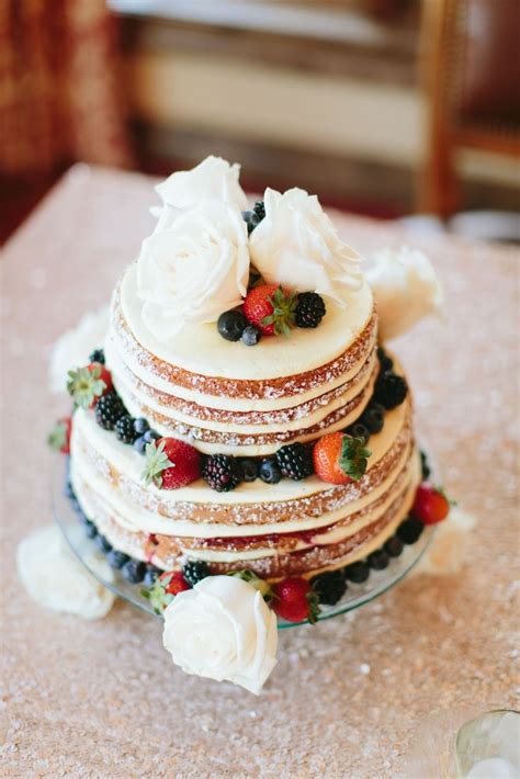 Rustic Naked Wedding Cake With Berries And Roses Reposteria Pasteles
