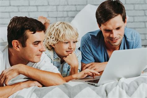 Familia lgbt pareja gay con hijo adoptivo padres homosexuales con su hijo divirtiéndose en