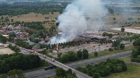 Karls Erdbeerhof In Brandenburg Brennt Mehrere Verletzte Bei Gro Brand