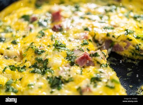 Frisch Gebackener Spinat Und Schinken Frittata In Gusseiserner Pfanne