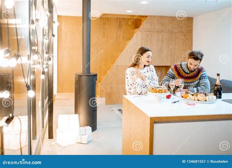 Paare Die Zuhause Winterurlaube Feiern Stockbild Bild Von Familie Liebe 134681557