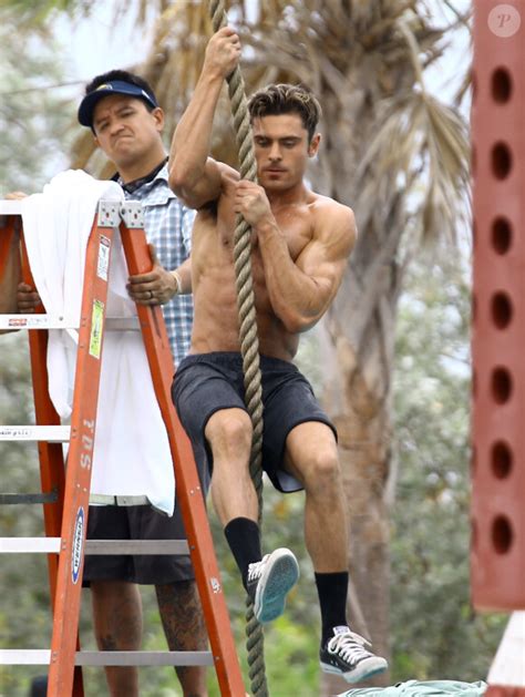 Photo Zac Efron Tournage De Baywatch à Miami Le 5 Mars 2016 Stars Are Spotted On The Set