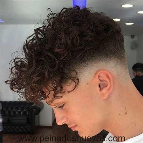 Peinado Diferente Ideas Para Los Hombres Con El Pelo Rizado Men Haircut Curly Hair Haircuts