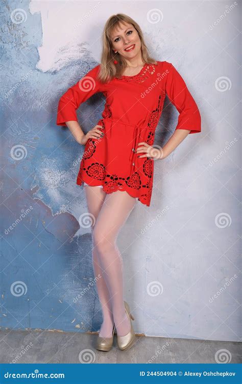 Belle Fille Blonde Longue Patte En Minidress Rouge Et Bas Blancs Pose