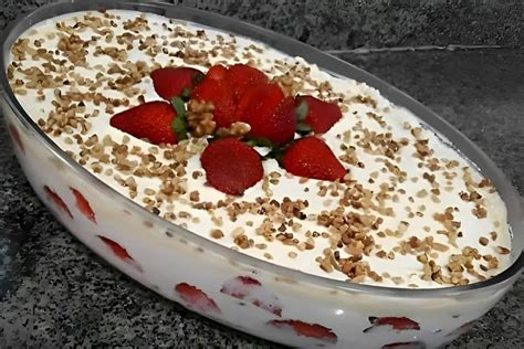 Pav De Morango Na Travessa Um Pav Lindo E Delicioso Que Vai