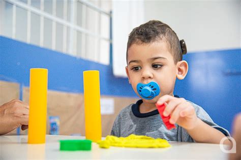 Ap S Implante Coclear Menino Surdo Quebra Barreiras Ao Ser O Primeiro