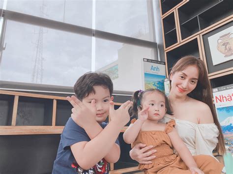 Bị chồng kém tuổi chụp lén cảnh chăm con xuề xoà Khánh Thi lột xác với bikini gợi cảm