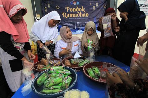 Gebrakan Ramadan Karang Taruna Rw Ketintang Bagikan Paket Takjil