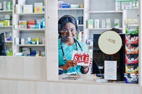 Farmacéutico Trabajando En Farmacia Del Hospital Sanidad Africana