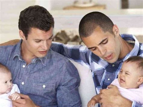 Papás gay con hijos por vientre de alquiler podrían ir a la cárcel en Rusia Acusan tráfico de