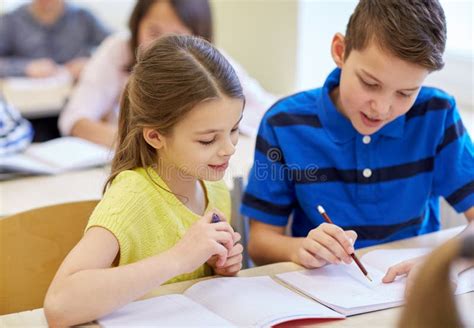 Le Groupe De L Cole Badine L Essai D Criture Dans La Salle De Classe