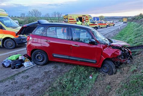 Drei Kinder Und Oma Schwer Verletzt Auto Berschl Gt Sich Bei Crash