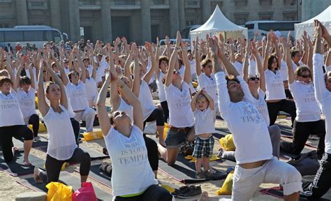 Nyc Men S Yoga Class Meets In The Nude Upi