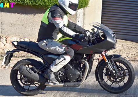 Triumph prépare une Thruxton 400 pour accompagner ses Speed et ...