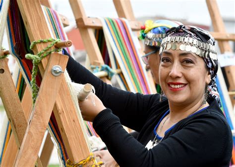 Tejedoras Mapuche Se Preparan En Hualp N Para Batir R Cord Guinness Con