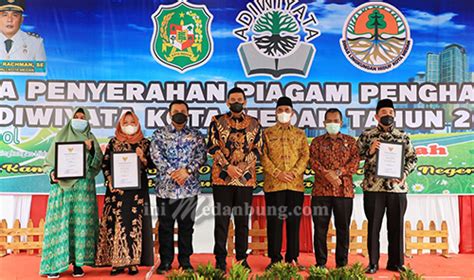 Wali Kota Medan Serahkan Piagam Penghargaan Adiwiyata Kepada 48 Sekolah