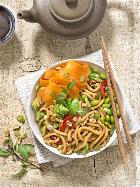 Wok végétarien de nouilles udon Recettes de cuisine Club Carotte