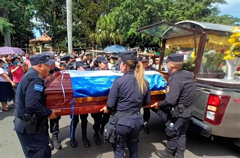 Dan último adiós a policía asesinado por pandilleros en Santa Ana