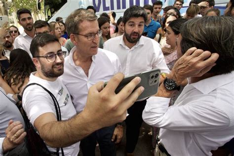 Fotogaler A Aznar Y Un Feij O En La Cresta De La Ola Exhiben Unidad