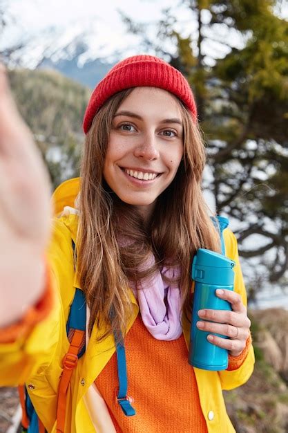 Belle Femme Souriante Tient Un Appareil Méconnaissable Fait Selfie