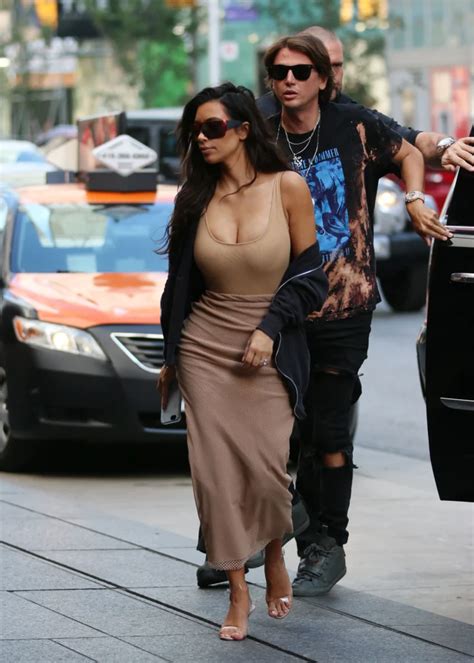 Photos Tenue nude moulante et décolleté qui explose Kim Kardashian est de retour Public