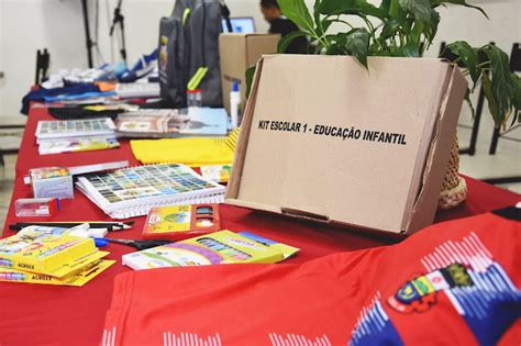 Prefeitura Apresenta Novos Uniformes E Kits Escolares Coluna Ponto De