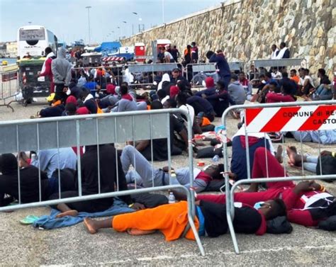 Reggio Calabria Arrivati Al Porto 489 Migranti 77 Sono Stati Soccorsi