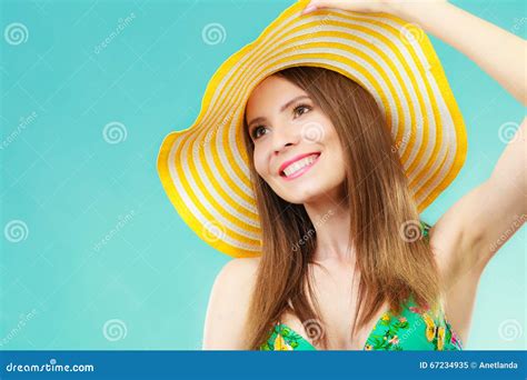 Mujer En Retrato Amarillo Del Sombrero Y Del Bikini Imagen De Archivo Imagen De Bikini