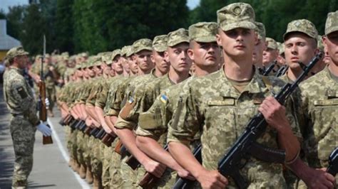 Рекрут і майстер-сержант. В українській армії з'явилися нові звання