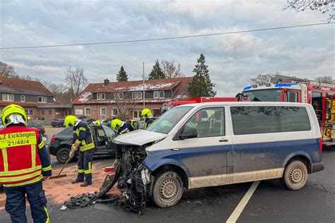 Auslaufende Betriebsstoffe Nach Verkehrsunfall Feuerwehr Eicklingen