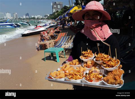 Thailand, Pattaya, Food Vendor on Pattaya Beach Photo : Pixstory / Alamy Stock Photo - Alamy