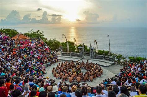 Coucher De Soleil Bali Temple Uluwatu Danse Kecak Et Baie De