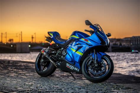 Diferença entre moto naked e moto carenada Moto Space