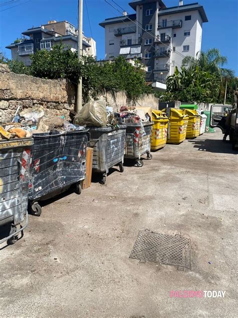 Zisa Tra I Rifiuti Abbandonati In Via Palchetto Anche Il Telaio Di Un