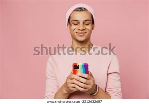 7 938 en la categoría Celular gay de fotos e imágenes de stock libres de regalías Shutterstock