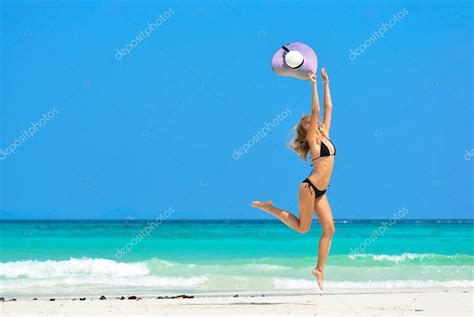 Mujer En Bikini Y Sombrero De Sol Relajante En La Playa Soleada Chica Delgada Saltando Cerca Del