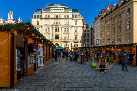 VIENA AUSTRIA 04 DE DICIEMBRE DE 2019 La Gente Que Camina Por La