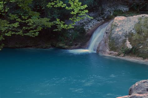 80 Fabulous Swimming Pools with Waterfalls (Pictures)