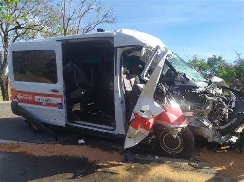 Micro ônibus pacientes de hemodiálise bate em caminhão Rádio