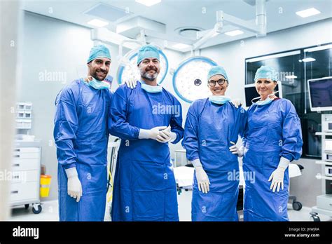 Retrato Del Exitoso Equipo De Cirujanos De Pie En Una Sala De