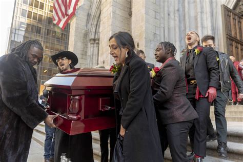 Hist Rica Catedral Dos Eua Faz Funeral De Ativista Trans