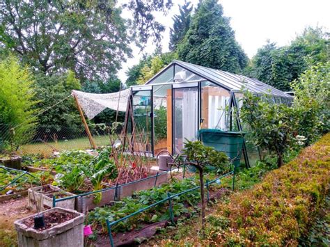 Solar Powered Aquaponic Greenhouses Grow Up To 880 Lbs Of Produce Each Year Urban Organic Gardener