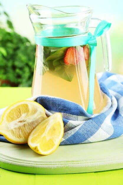 Limonada De Albahaca Con Fresa En Jarra Y Vaso Sobre Mesa De Madera