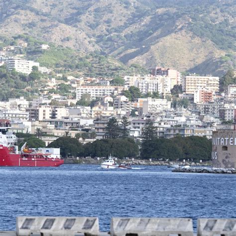 Messina Sbarcati 47 Migranti Erano Stati Soccorsi Da Un Mercantile