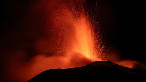 V Deo El Volc N Etna Registra Una Nueva Erupci N Y Fuerza El Cierre