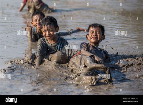 Children in mud hi-res stock photography and images - Alamy