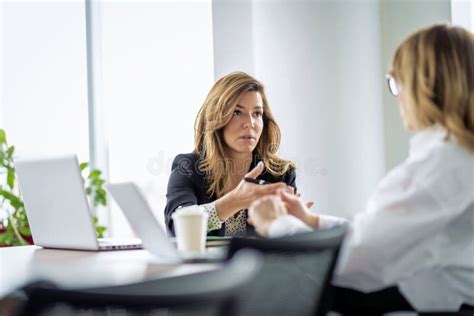 Grupo De Personas De Negocios Sentadas En El Escritorio Y Hablando