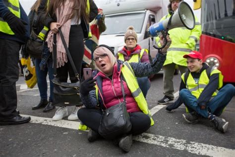 Pro Brexit Yellow Vest Protesters Block Westminster Bridge Metro News